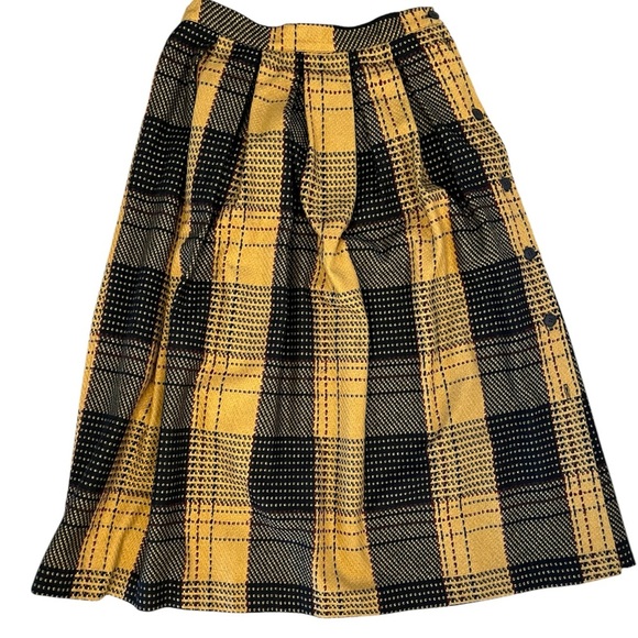 Vintage preppy Plaid Yellow and Black wool Skirt with buttons and one pocket - Picture 1 of 6